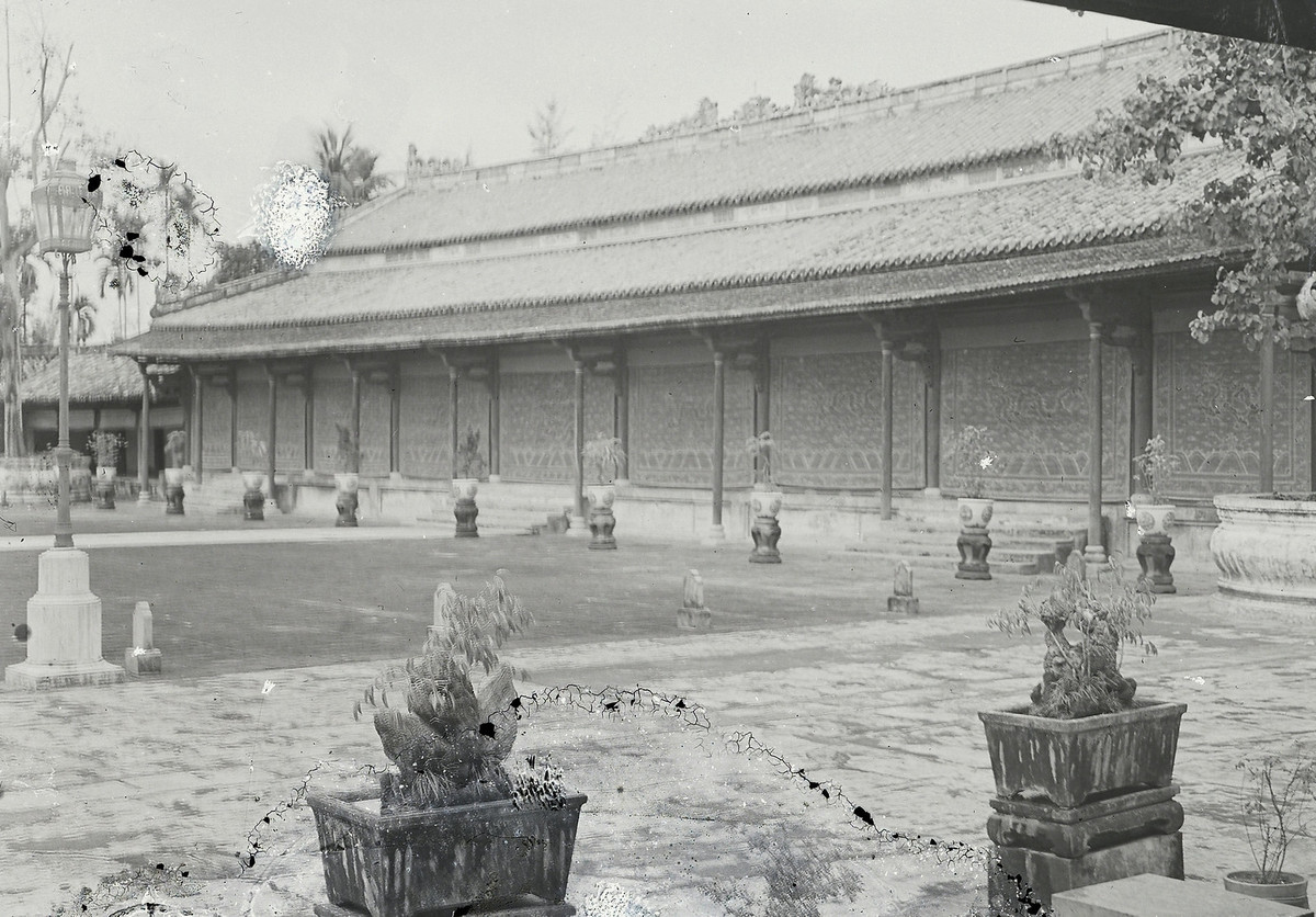 Điện Cần Chánh thập niên 1920. Điện đặt trên nền đài cao gần 1 mét, bó vỉa bằng gạch vồ và đá thanh. Diện tích gần 1000m2. Chính điện 5 gian, 2 chái kép, tiền điện 7 gian, 2 chái đơn.