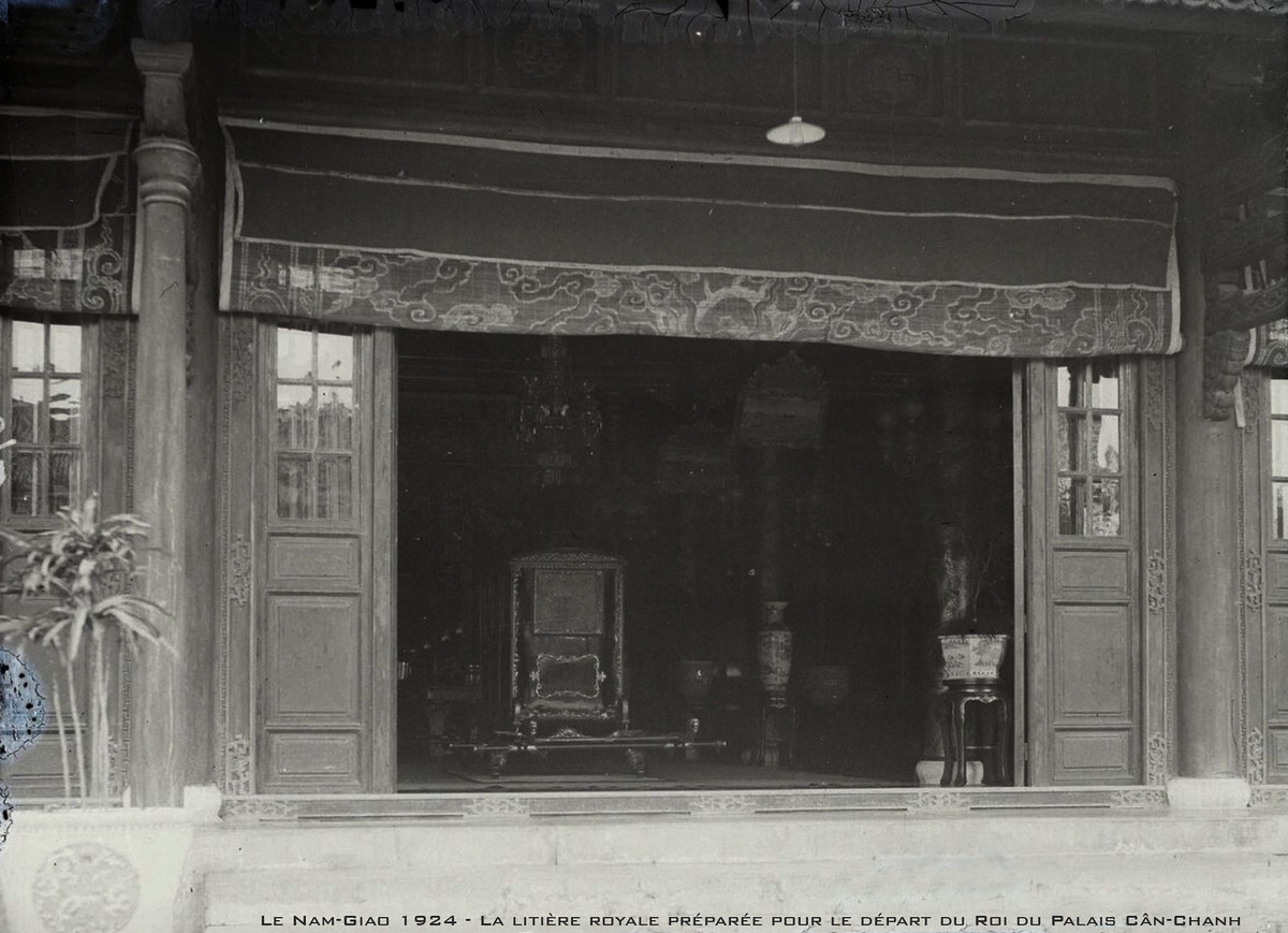 Ngự liễn (kiệu vua) đặt sau cửa điện Cần Chánh để chuẩn bị đưa vua Khải Định đi thực hiện Lễ tế Nam Giao năm 1924.