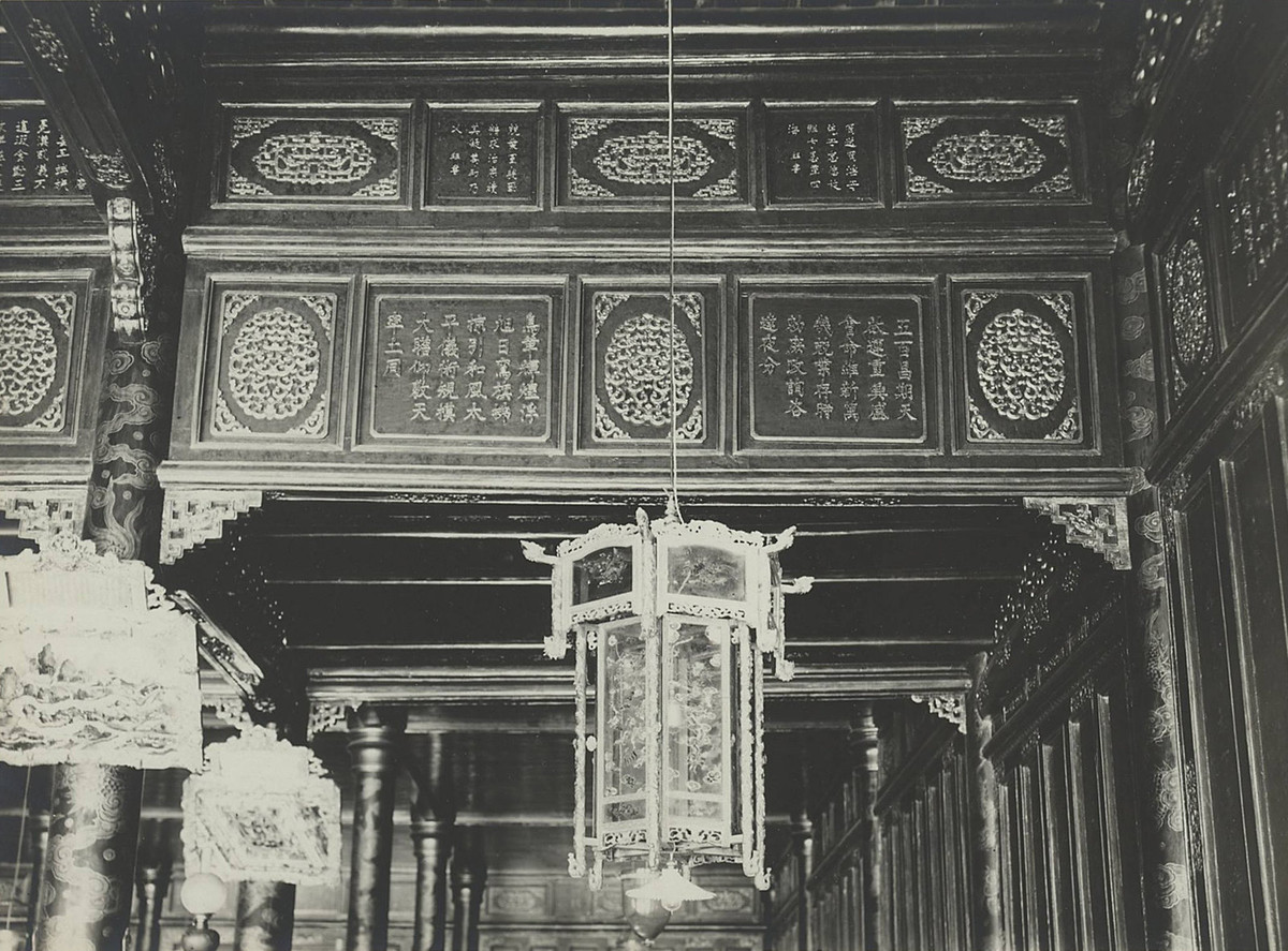 Trang trí ở các ô hộc trên khung sườn mái. Điện được tu sửa vào các năm 1827, 1850, 1899. Đầu thế kỷ 20, vua Khải Định cho sơn thếp mới.