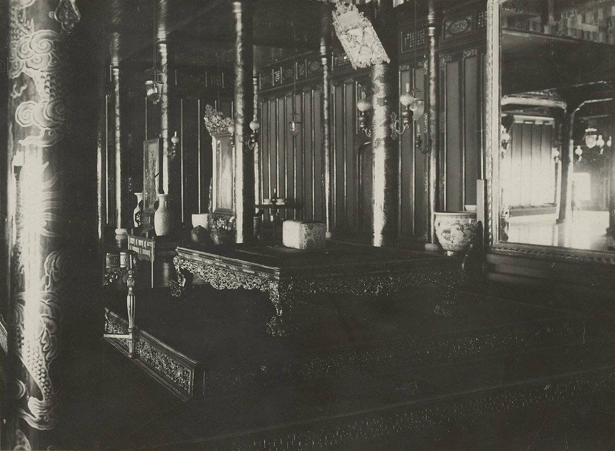 Sập của vua trong điện Cần Chánh. Cung điện này bị cháy trong bối cảnh chiến sự năm 1947. Đến nay kế hoạch phục hồi điện Cần Chánh đang được Trung tâm bảo tồn di tích cố đô Huế và Viện Nghiên cứu Di sản Thế giới UNESCO - Đại học Waseda (Nhật Bản) thực hiện.