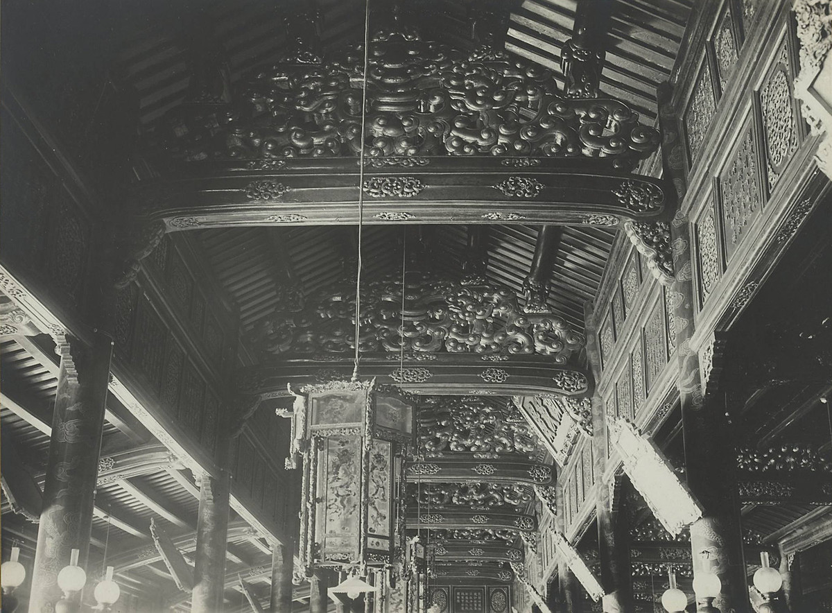 Khung sườn mái điện Cần Chánh. Toàn bộ khung gồm 80 chiếc cột bằng gỗ lim. Phần lớn kết cấu gỗ đều được chạm trổ tinh xảo, công phu, thể hiện trình độ kỹ thuật, mỹ thuật cao của kiến trúc truyền thống Việt Nam thế kỷ 19.