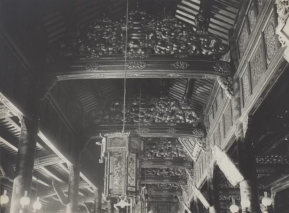 Khung sườn mái điện Cần Chánh. Toàn bộ khung gồm 80 chiếc cột bằng gỗ lim. Phần lớn kết cấu gỗ đều được chạm trổ tinh xảo, công phu, thể hiện trình độ kỹ thuật, mỹ thuật cao của kiến trúc truyền thống Việt Nam thế kỷ 19.