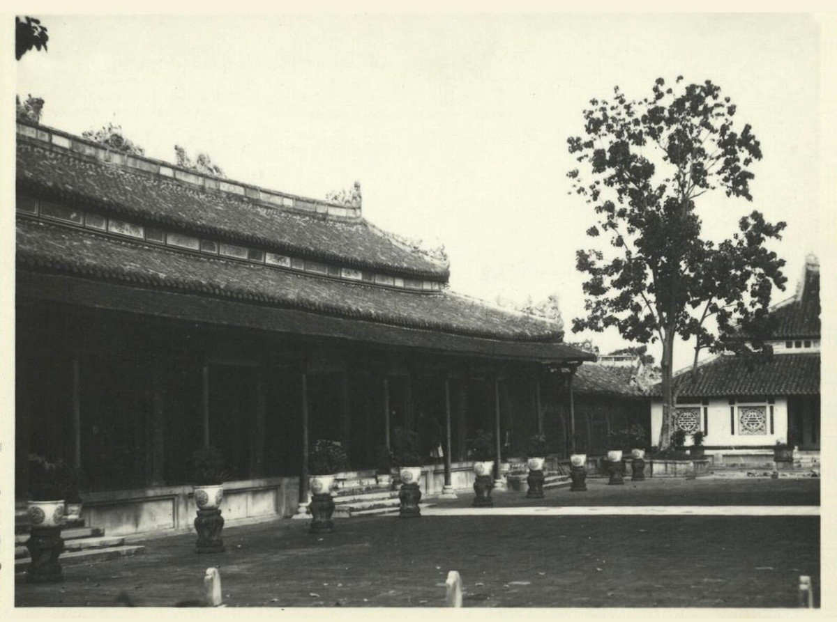 Điện Cần Chánh và sân chầu, bên phải là nhà Tả vu, thập niên 1930-1940. Cung điện này cũng là nơi vua Nguyễn tiếp đón các sứ bộ quan trọng, nơi tổ chức các buổi tiệc tùng trong những dịp khánh hỷ.