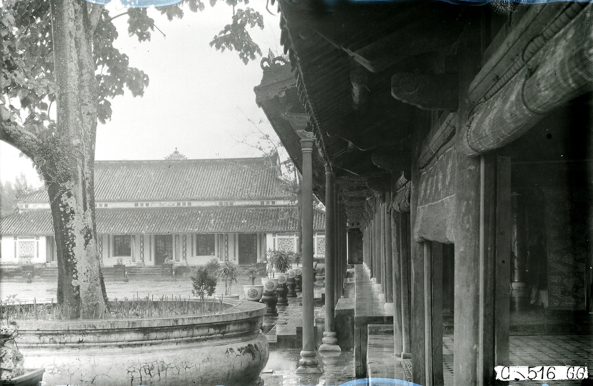 Từ trước thềm điện Cần Chánh nhìn về nhà Hữu vu, thập niên 1920.