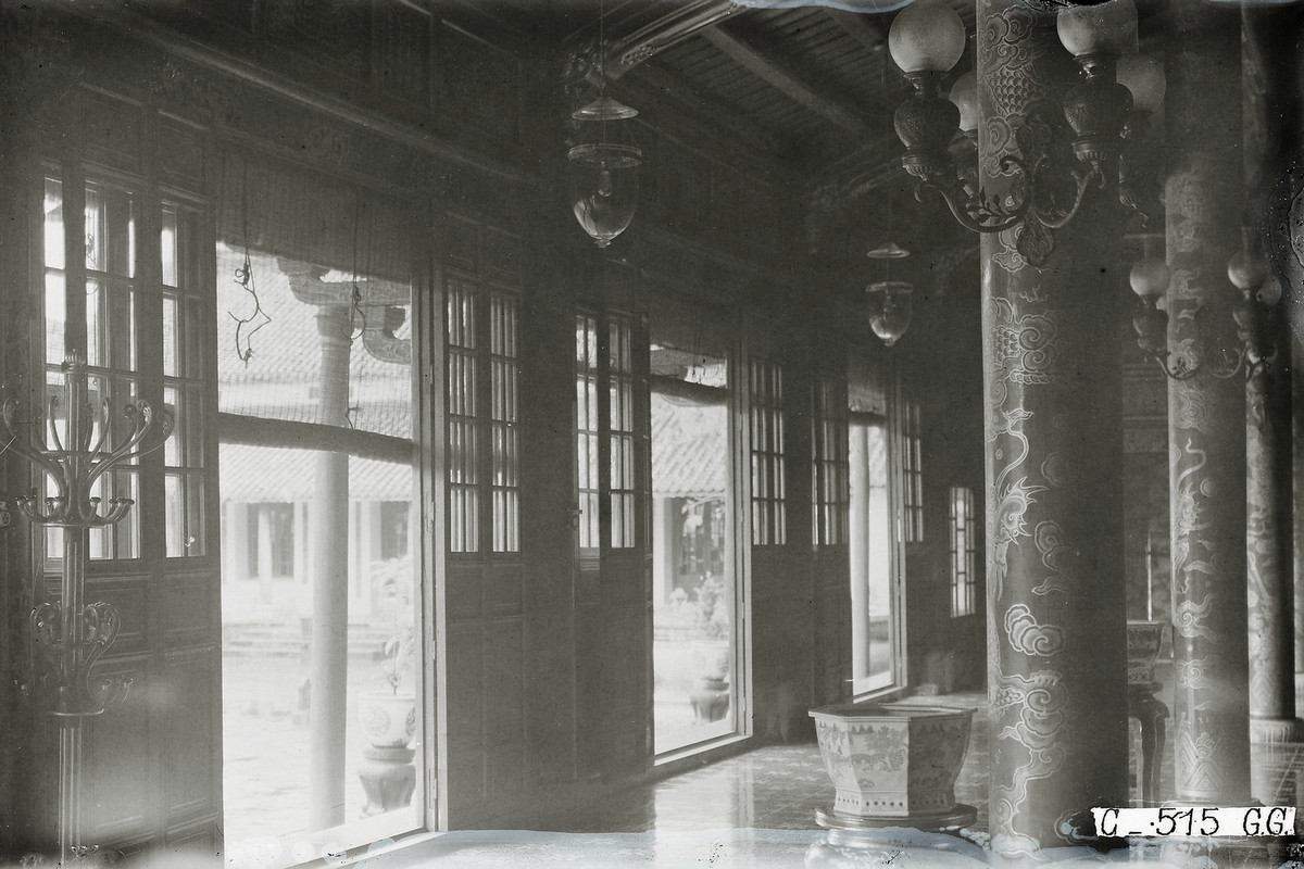 Cửa chính của điện Cần Chánh nhìn từ bên trong, thập niên 1920.