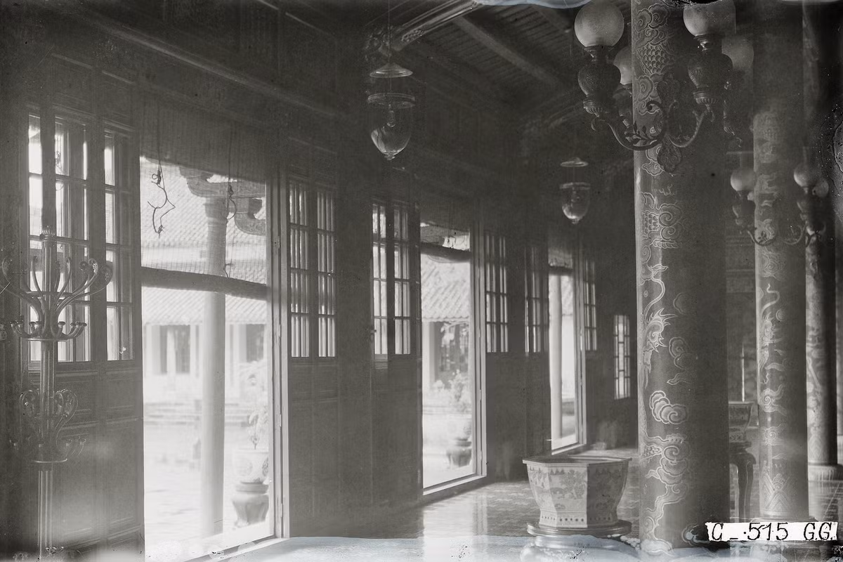 Cửa chính của điện Cần Chánh nhìn từ bên trong, thập niên 1920.