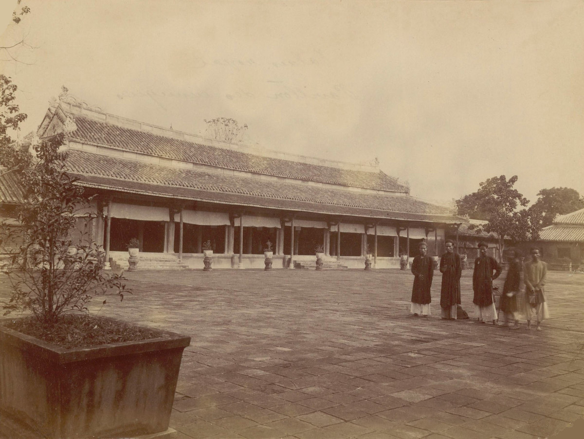 Các quan thái giám đứng ở sân điện Cần Chánh, 1892. Điện xây dựng năm Gia Long thứ 3 (1804), là ngôi điện có kết cấu gỗ lớn và đẹp nhất trong Tử Cấm Thành.