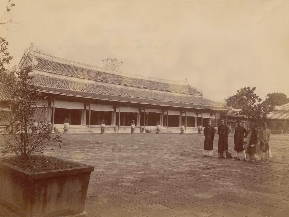 Các quan thái giám đứng ở sân điện Cần Chánh, 1892. Điện xây dựng năm Gia Long thứ 3 (1804), là ngôi điện có kết cấu gỗ lớn và đẹp nhất trong Tử Cấm Thành.