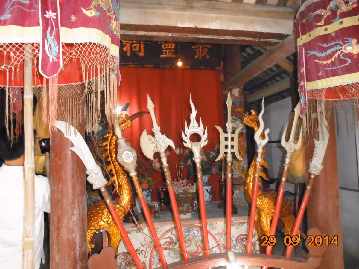 Trong đó, mâu còn được gọi là bát xà mâu, là loại binh khí cổ mà phần sát thương được gia công bằng đồng, có hình dáng ngoằn ngoèo như con rắn đang bò, đầu nhọn.