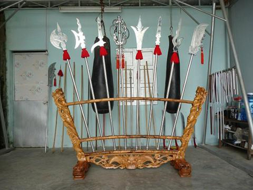 Trượng là cây gậy có một hay nhiều vòng kim loại ở một đầu, thường được dùng như pháp khí trừ tà.