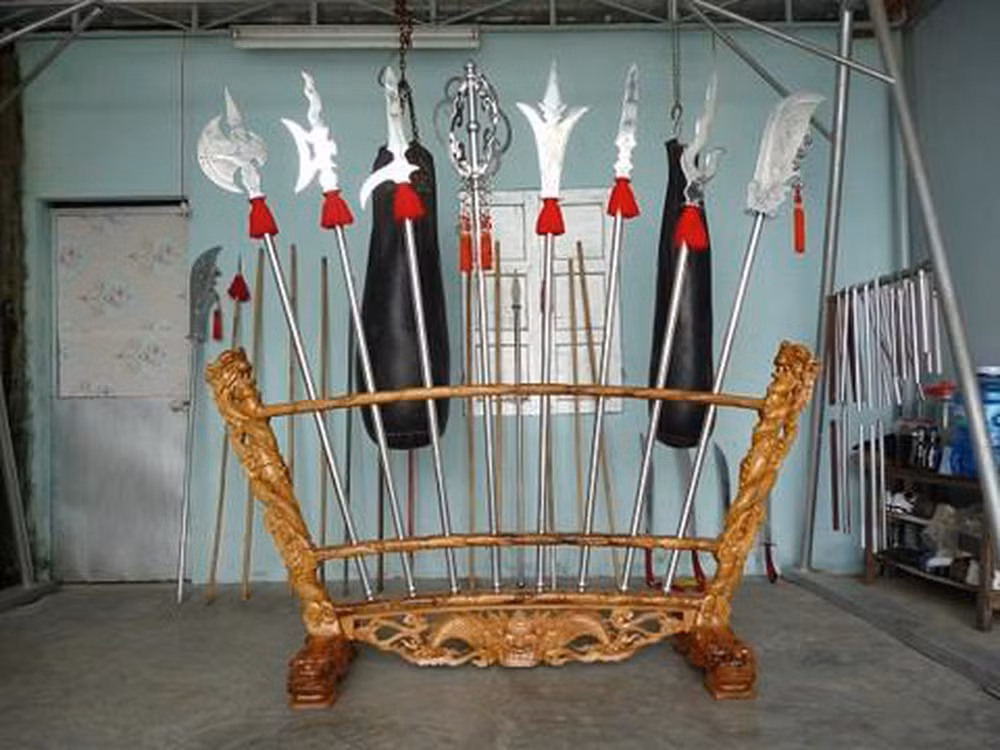 Trượng là cây gậy có một hay nhiều vòng kim loại ở một đầu, thường được dùng như pháp khí trừ tà.