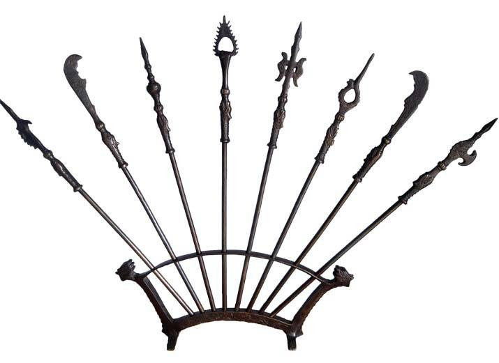 Chấp, là loại binh khí mà ở phần đầu có tiết diện nhỏ, hình vuông, hai bên có hai mũi phụ nhọn hai đầu.