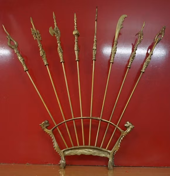 Mác là loại vũ khí có phần đầu nhọn, ngạnh sắc ở một hoặc hai bên...