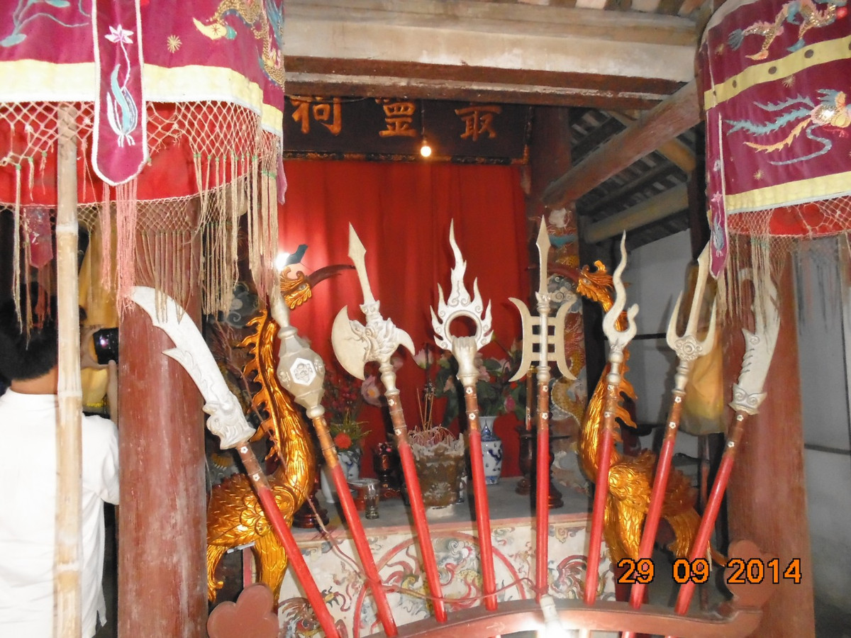 Trong đó, mâu còn được gọi là bát xà mâu, là loại binh khí cổ mà phần sát thương được gia công bằng đồng, có hình dáng ngoằn ngoèo như con rắn đang bò, đầu nhọn.