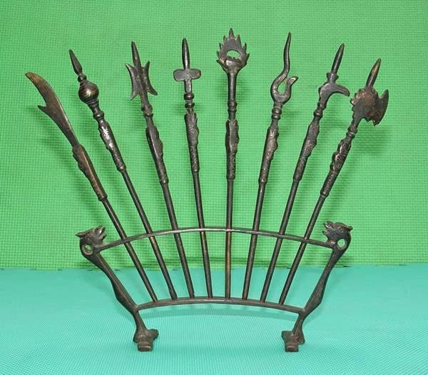 Chùy là loại binh khí mà phần sát thương là một quả cầu và có gắn thêm một mũi nhọn ở phía trên.