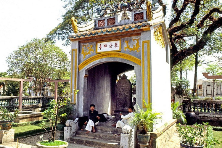 Các thầy bói nghỉ trưa trong nhà bia lăng Ông Bà Chiểu, 1965. Ảnh: Thomas W. Johnson.