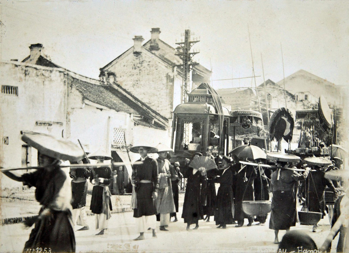 Một đám rước trên đường phố Hà Nội.