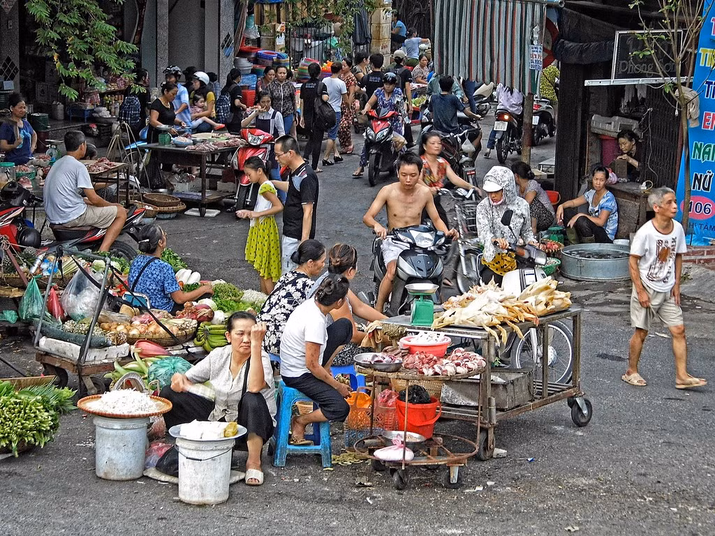 Khung cảnh "kỳ thú" tại một chợ cóc Hà Nội, nơi các hoạt động buôn bán diễn ra sôi nổi với đủ mọi sắc thái ngay giửa lòng đường. Ảnh: Marco Sarli / Flickr.