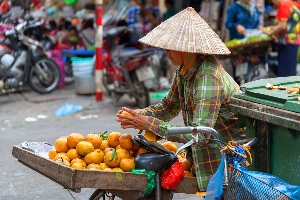 Bán hàng cạnh xe rác, một cảnh tượng lạ ở chợ cóc Hà Nội. Ảnh: George Pachantouris / Flickr.