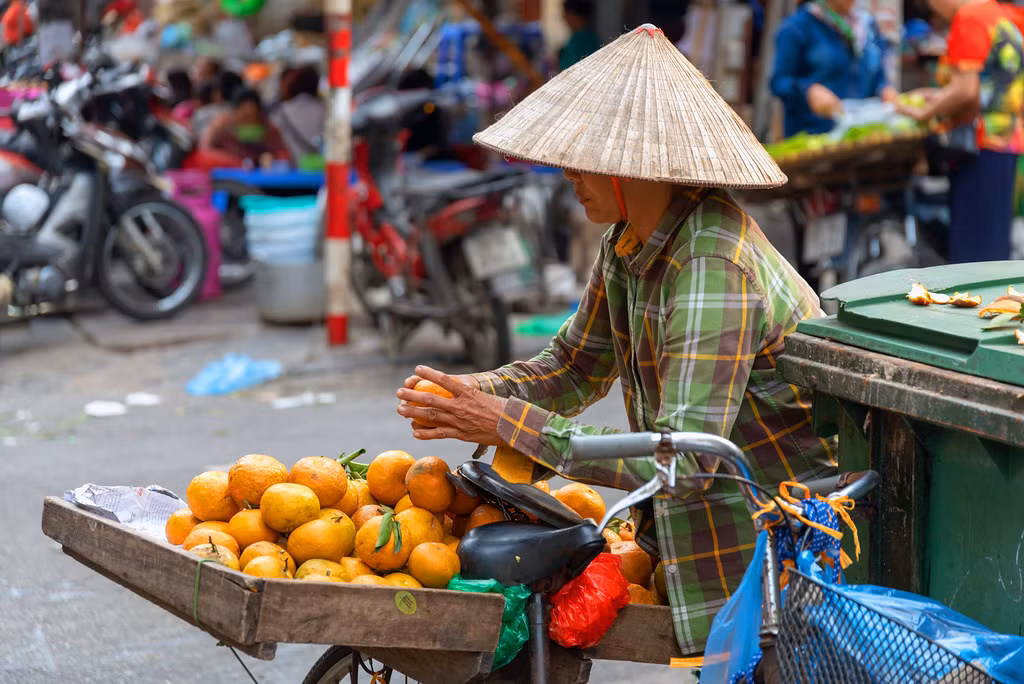 Bán hàng cạnh xe rác, một cảnh tượng lạ ở chợ cóc Hà Nội. Ảnh: George Pachantouris / Flickr.