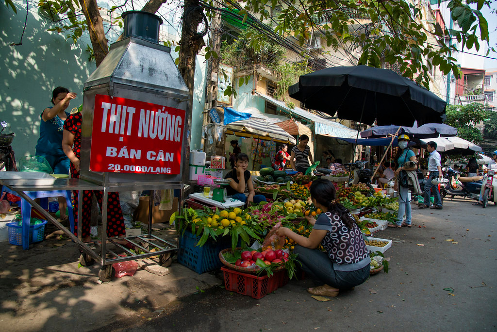 Vỉa hè dành cho người bán hàng và lòng đường dành cho người mua hàng. Ảnh: Akira / Flickr. Mời quý độc giả xem video: Quạt giấy Chàng Sơn - Danh phẩm của Hà thành. Nguồn: VTC1