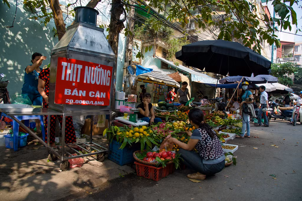 Vỉa hè dành cho người bán hàng và lòng đường dành cho người mua hàng. Ảnh: Akira / Flickr. Mời quý độc giả xem video: Quạt giấy Chàng Sơn - Danh phẩm của Hà thành. Nguồn: VTC1