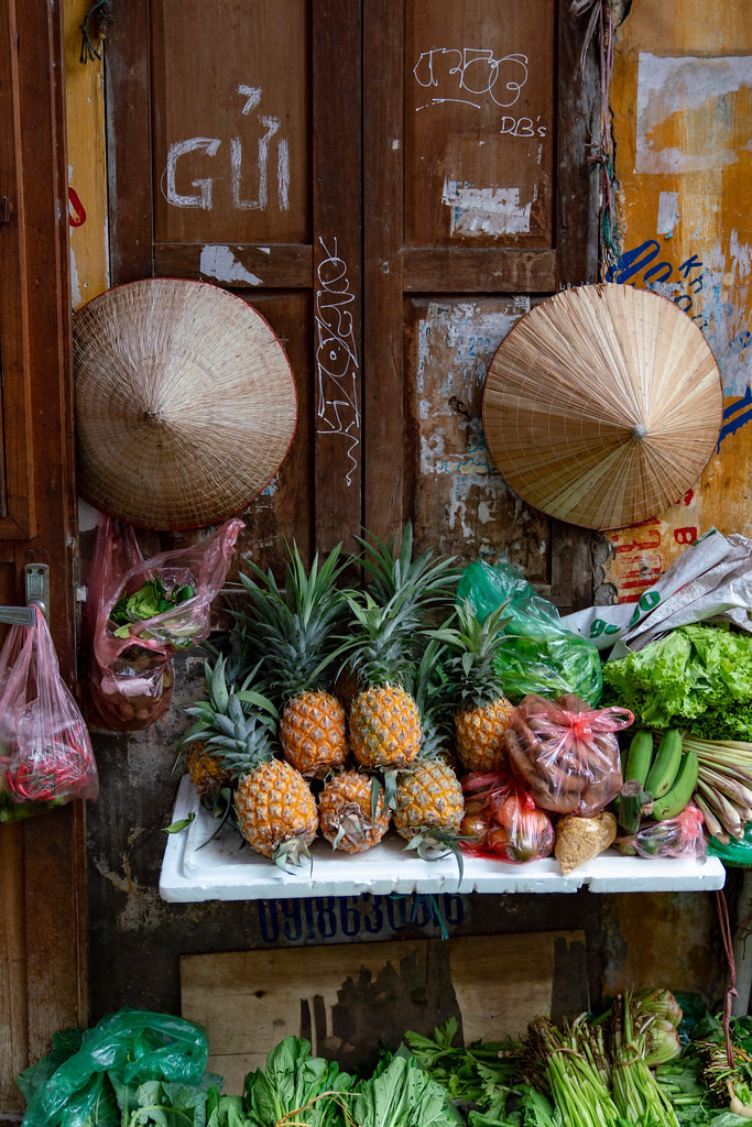Góc nhìn "đẹp như tranh" về hàng hóa ở chợ cóc Hà Nội. Ảnh: Vanishing Worlds / Flickr.