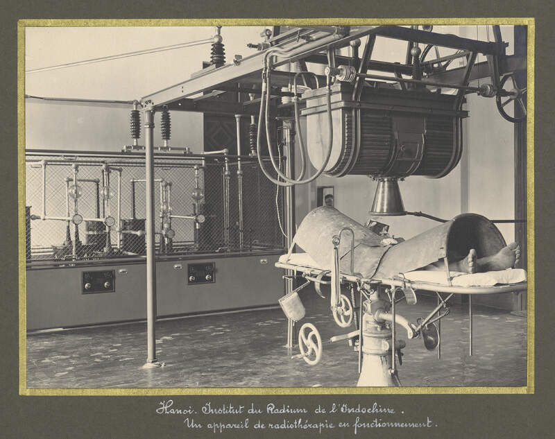 Một máy xạ trị đang hoạt động ở Viện Radium, 1951. Ảnh: Bunum.univ-cotedazur.fr.