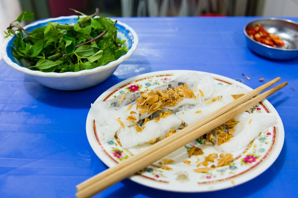 Bánh cuốn Hà Nội, món ăn "lạ" mà người chụp không biết phải gọi tên là gì. Ảnh: Voyagista / Flickr.