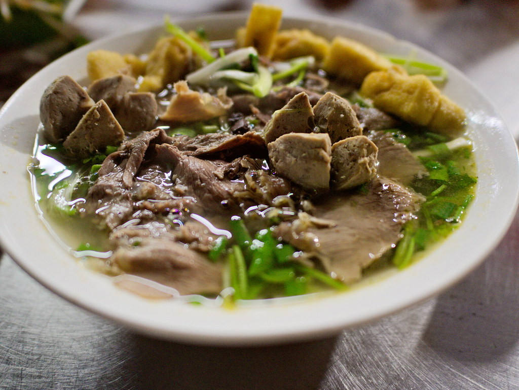 "Bát phở tuyệt nhất từ trước đến nay, từ một người bán hàng rong. Hương vị ngon hơn những gì chúng tôi đã từng ăn trong nhà hàng", người chụp ảnh chia sẻ. Nhưng đây là bún thì phải? Ảnh: Tongkm / Flickr.