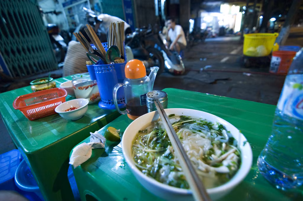 Bát phở gà mà vị khách Tây tranh thủ thưởng thức khi chiếc xe máy của mình đang được sửa ở gần đó. Ảnh: Andreas Samaris / Flickr.