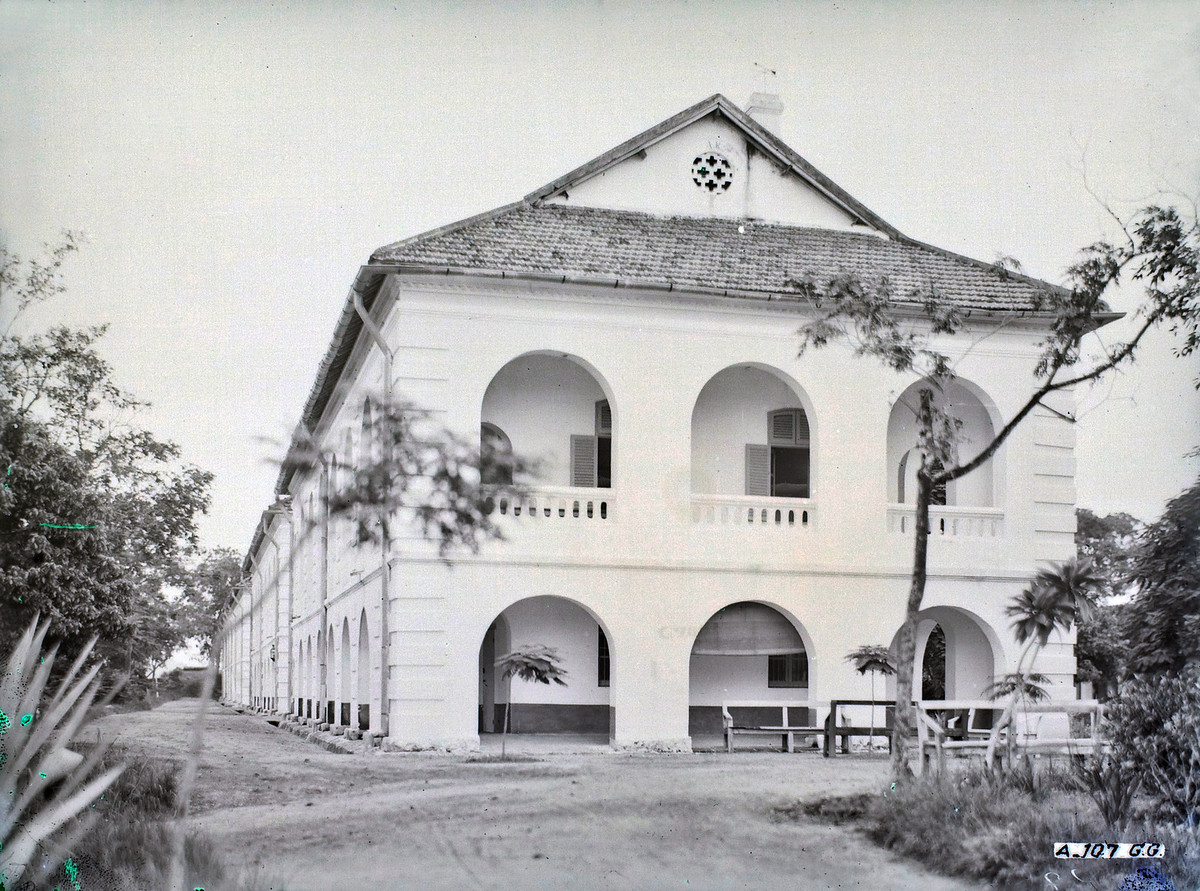 Tòa nhà của Bệnh viện Quân y ở thị xã Quảng Yên, tỉnh lỵ của tỉnh Quảng Yên thập niên 1920 (nay là thị xã Quảng Yên, tỉnh Quảng Ninh).