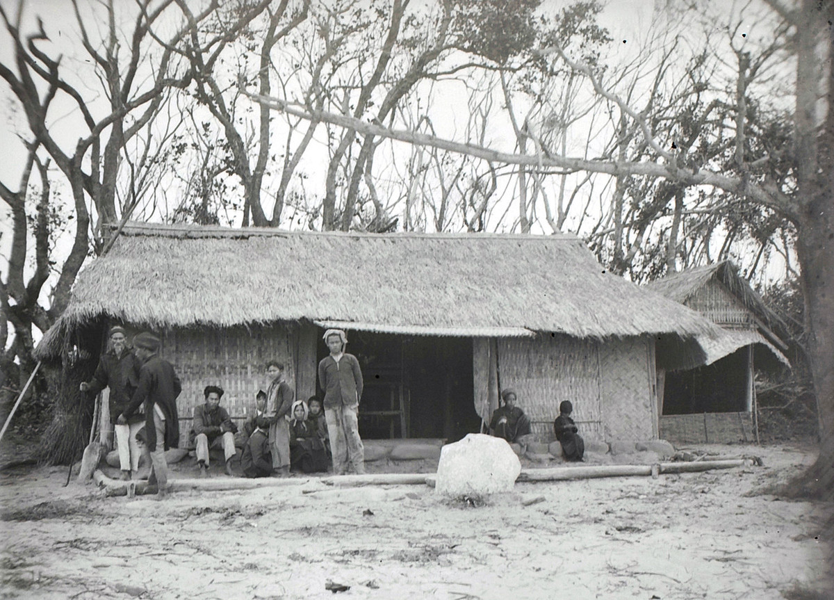 Bên ngoài ngôi đền thờ thần Thủy Tinh, Quảng Yên năm 1928.