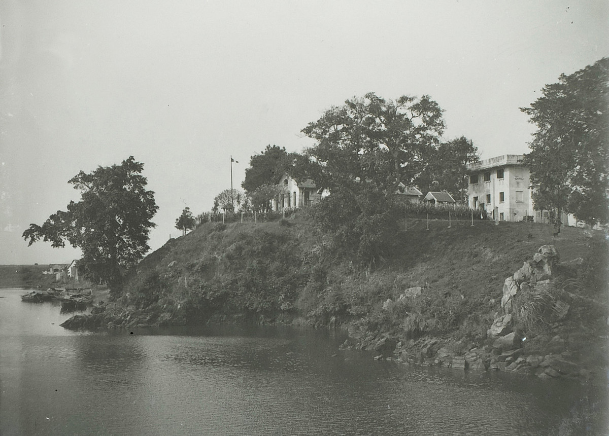 Khung cảnh nhìn từ bến phà Quảng Yên.