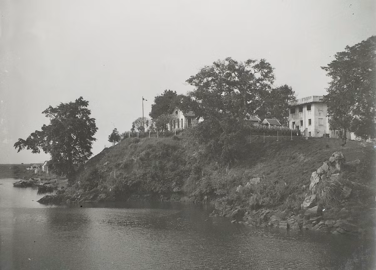 Khung cảnh nhìn từ bến phà Quảng Yên.