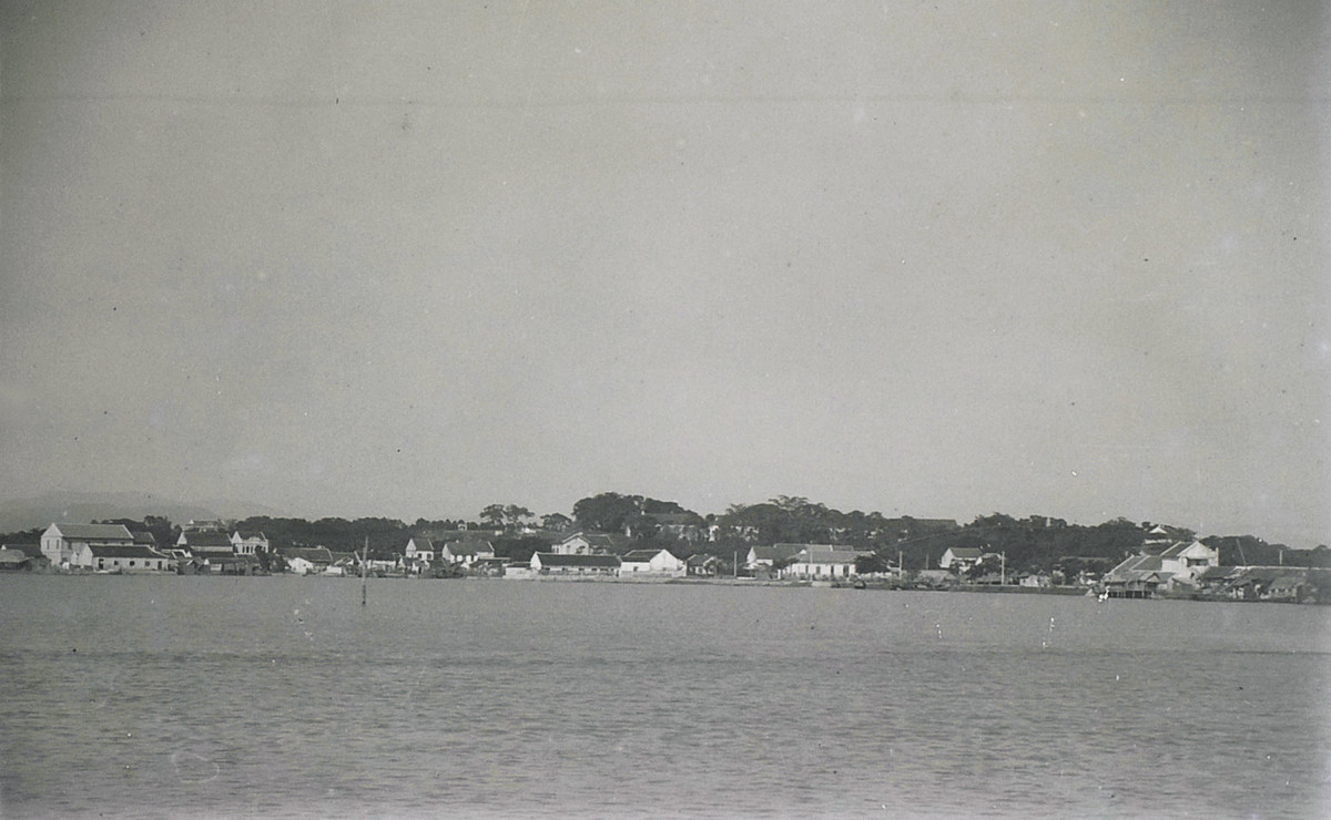 Phong cảnh trên đường từ Quảng Yên đi Hòn Gai.