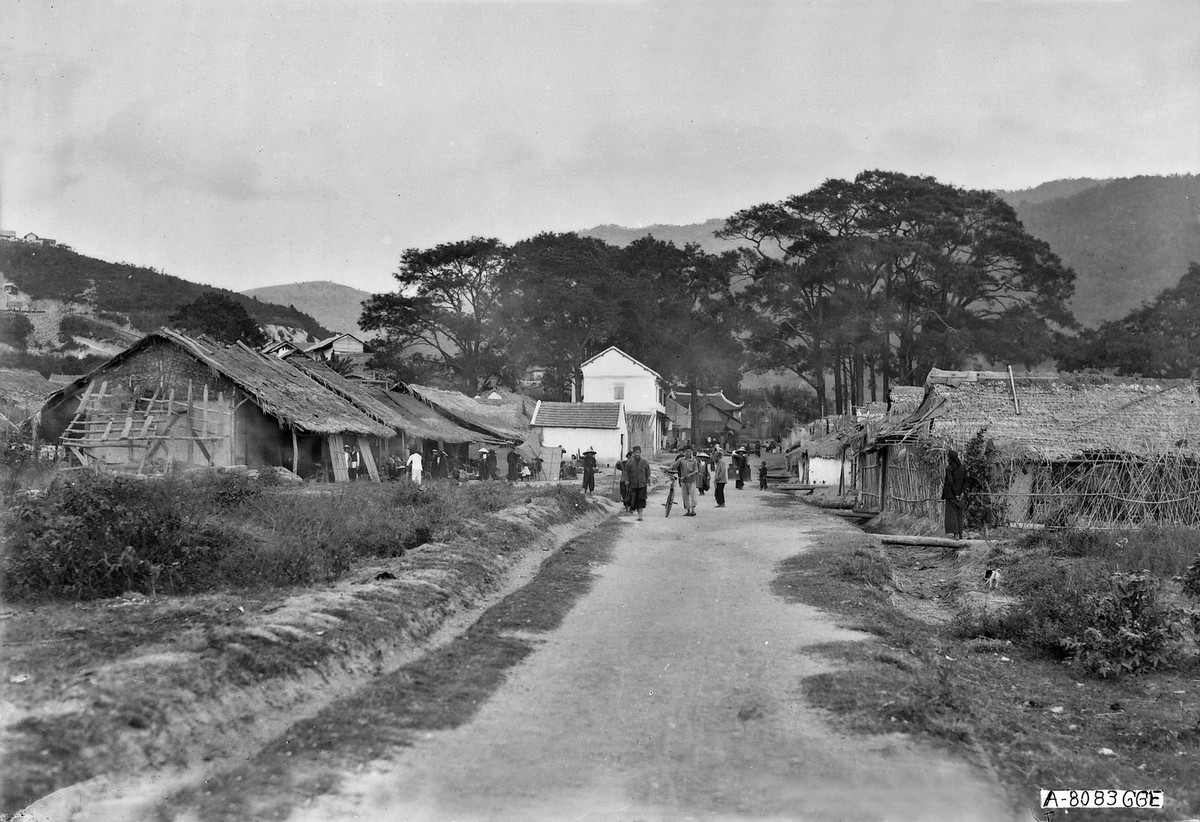 Đường vào một ngôi làng ở Quảng Yên xưa.