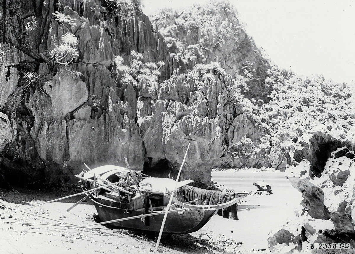 Một con thuyền trên bãi đá.