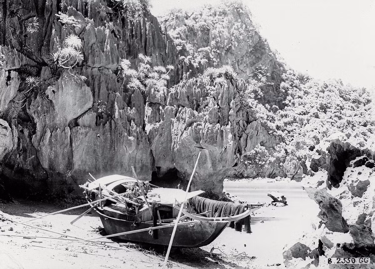 Một con thuyền trên bãi đá.