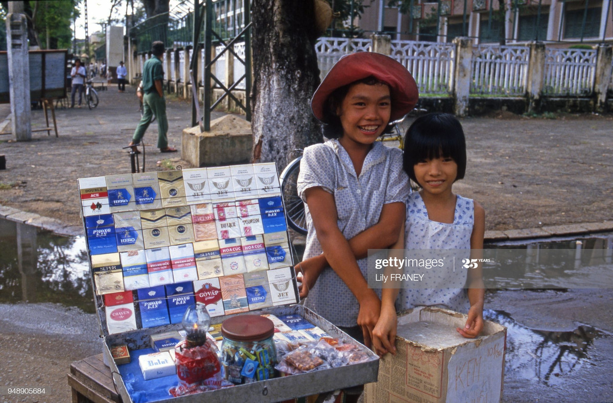 Quầy thuốc lá vỉa hè của hai bé gái.