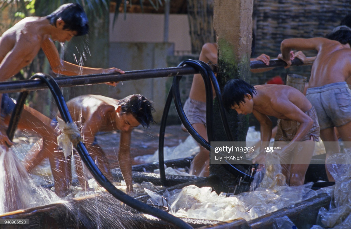 Các bé trai rửa túi nhựa tại xưởng tái chế đồ nhựa.