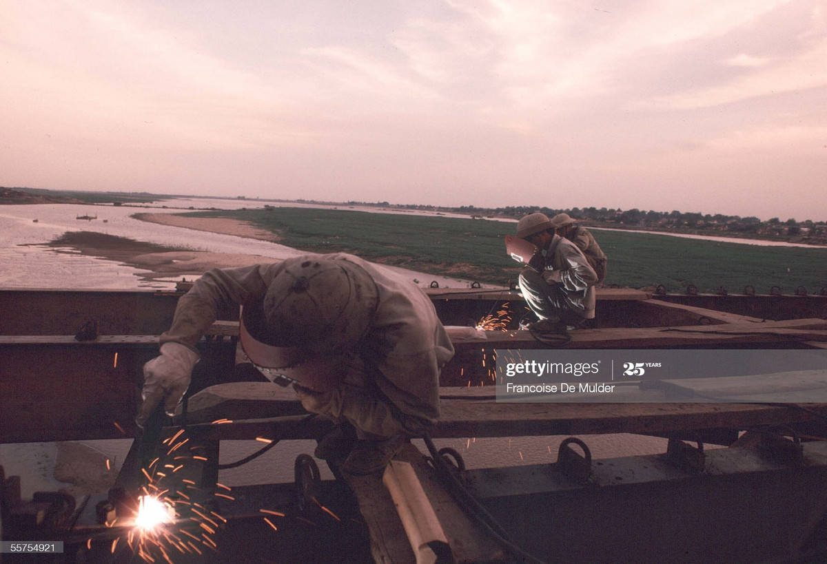 Các công nhân sửa chữa cầu Chương Dương.