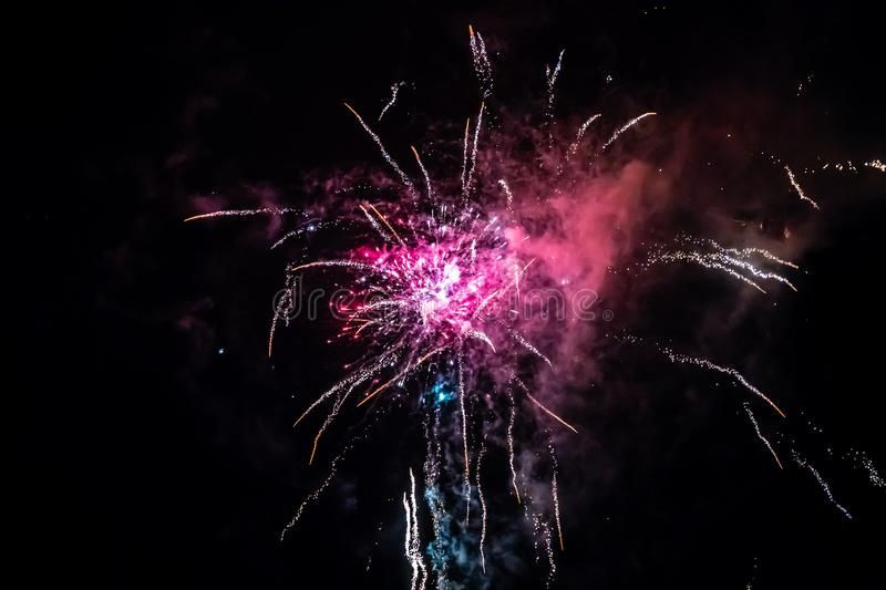 Một ý tưởng táo bạo khác là biến tro cốt thành pháo hoa. Những quả pháo đặc biệt này sẽ được sử dụng trong những dịp trọng đại của người còn sống, tượng trưng cho sự chứng kiến của người đã khuất trong sự kiện để đời đó. Mời quý độc giả xem video: Tín ngưỡng thờ mẫu Việt Nam: Di sản nhân loại. Nguồn: VTC1