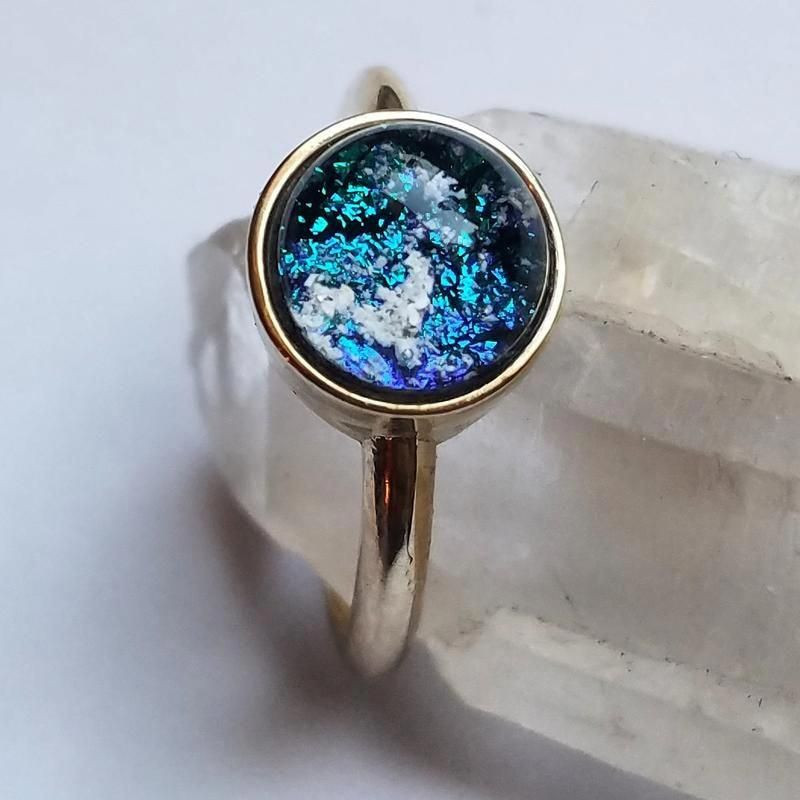 Một trong số các cách đó là chế tác trang sức từ một phần nhỏ tro cốt của người đã khuất. Nó có thể là mặt đá, mặt kim cương hay pha lê trang trí trên nhẫn, vòng tay, dây chuyền.