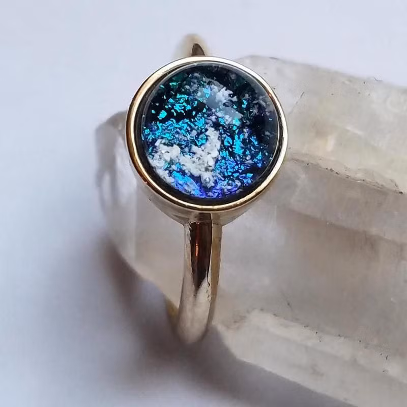 Một trong số các cách đó là chế tác trang sức từ một phần nhỏ tro cốt của người đã khuất. Nó có thể là mặt đá, mặt kim cương hay pha lê trang trí trên nhẫn, vòng tay, dây chuyền.