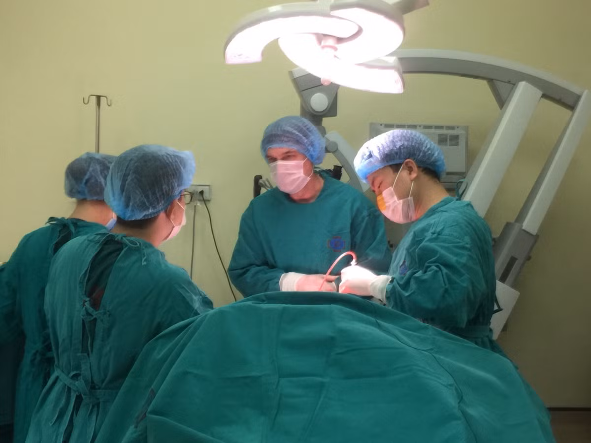 Vì là một tổ chức tư nhân nên đến năm 1957, Viện mới được Pháp chính thức bàn giao cho Chính phủ Việt Nam. Thực hiện tiếp quản Viện Radium có các bác sĩ Nguyễn Như Bằng, Đỗ Bá Hiển, Phạm Thụy Liên, Lương Tấn Trường, Phan Huy Chữ và y tá Đỗ Thiên Thu.