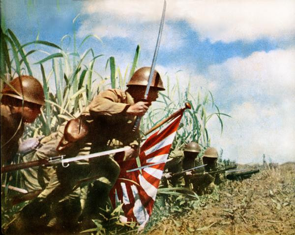 Vũ khí quân Nhật sử dụng trong chiến lược Banzai gồm có: kiếm Nhật, cây gỗ được vót nhọn và súng trường gắn lưỡi lê, để họ có thể cận chiến khi lao vào chiến hào và hầm trú ẩn của kẻ địch.