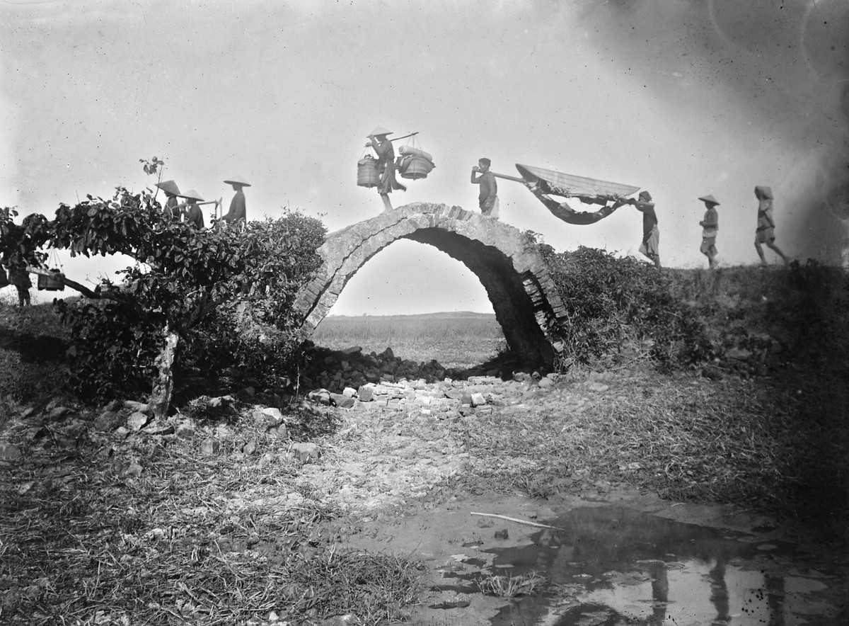 Cây cầu trên đường Cái Quan ( Quốc lộ 1), giữa Tuy Hòa và đèo Cả, Phú Yên năm 1898. Hình ảnh được ông André Salles, thanh tra thuộc địa kiêm nhiếp ảnh gia, chụp trong chuyến đi của mình. Nguồn ảnh: Gallica.bnf.fr.