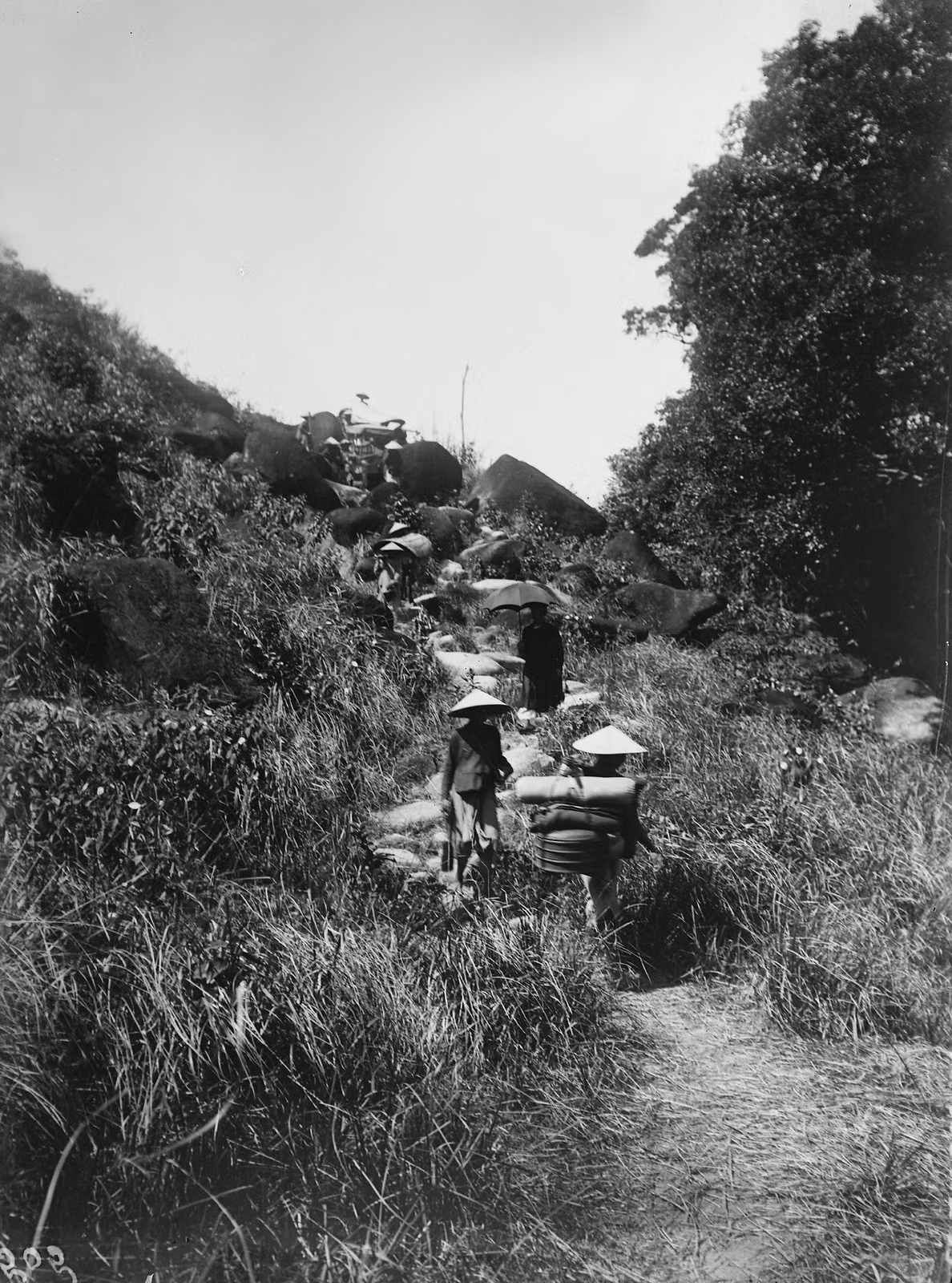 Vượt qua đèo Cả, con đèo dài nhất trên đường Cái quan, ngày 23/4/1898.