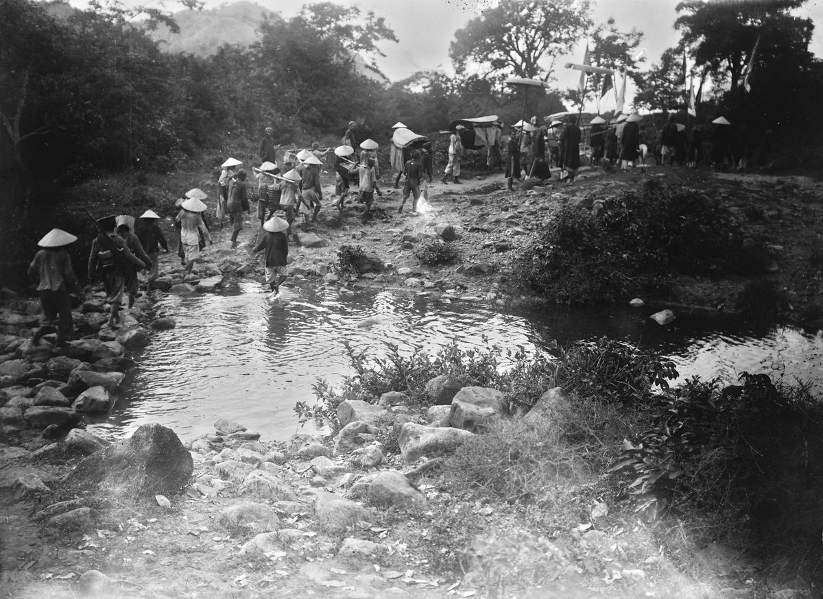 Đoàn tùy tùng của ông André Salles trên đường Cái quan ở Nam Phú Yên.